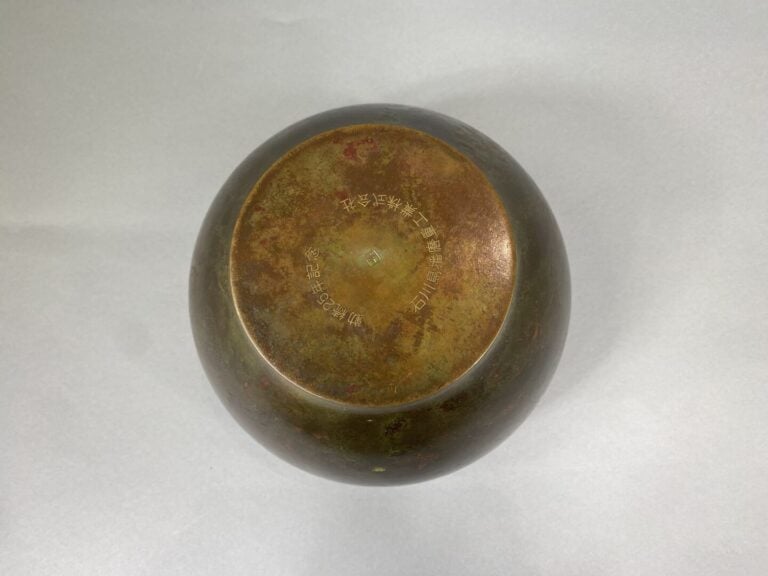 Japon, XXe siècle - Vase boule en bronze à patine aux reflets verts, fine lèvre…