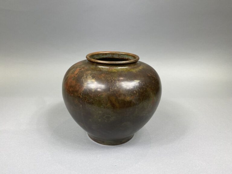 Japon, XXe siècle - Vase boule en bronze à patine aux reflets verts, fine lèvre…