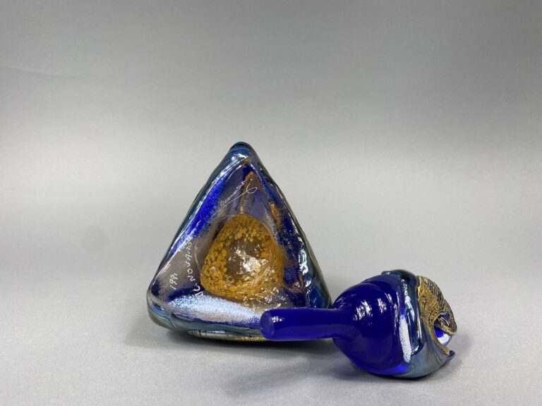 Jean-Claude NOVARO (1943-2014) - Flacon de forme triangulaire en verre soufflé…