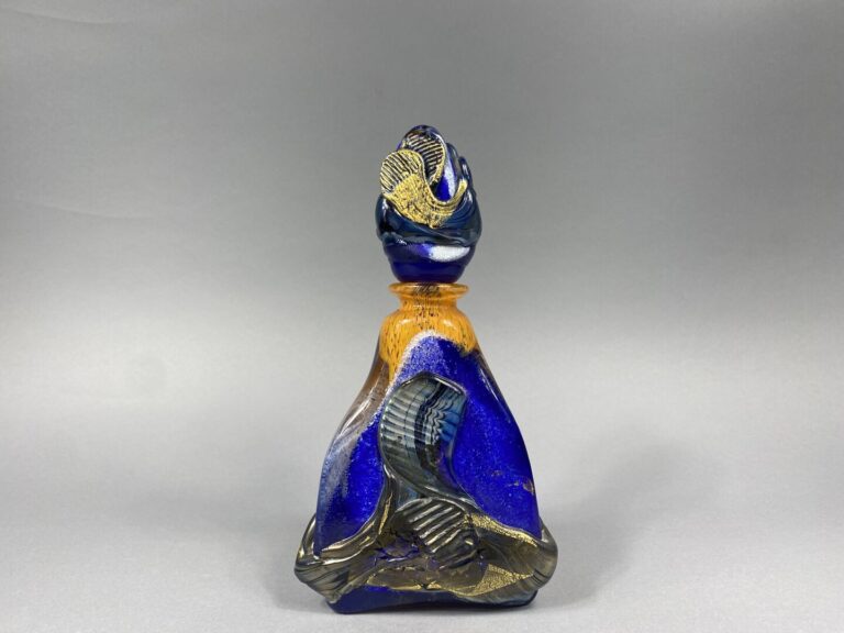Jean-Claude NOVARO (1943-2014) - Flacon de forme triangulaire en verre soufflé…