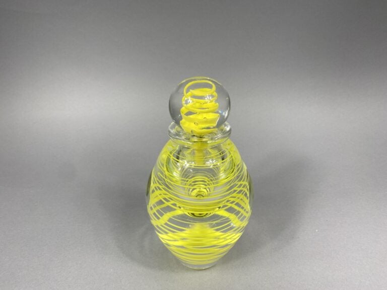 Jean-Claude NOVARO (1943-2014) - Flacon en verre à décor au ruban jaune - Signé…