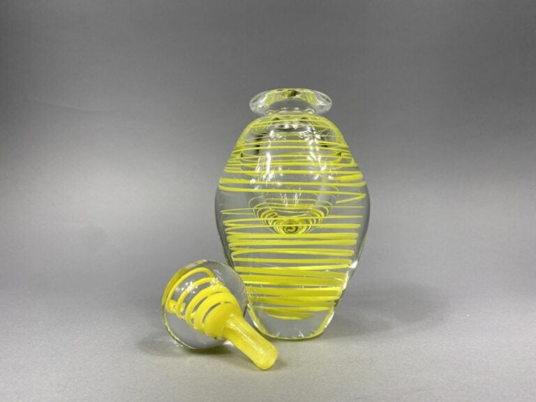 Jean-Claude NOVARO (1943-2014) - Flacon en verre à décor au ruban jaune - Signé…