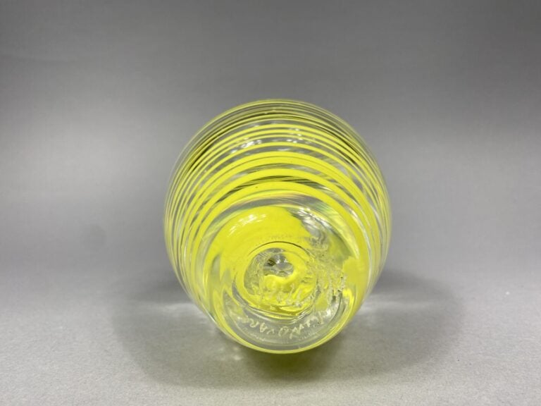 Jean-Claude NOVARO (1943-2014) - Flacon en verre à décor au ruban jaune - Signé…