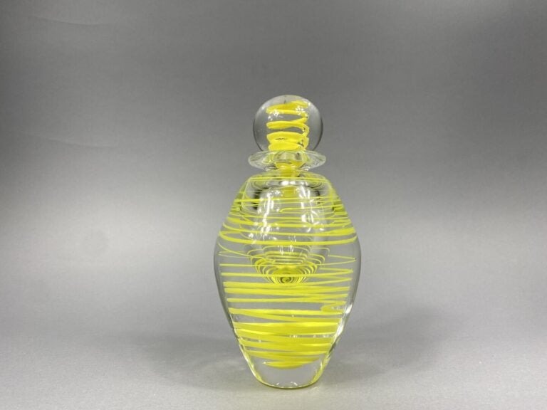 Jean-Claude NOVARO (1943-2014) - Flacon en verre à décor au ruban jaune - Signé…