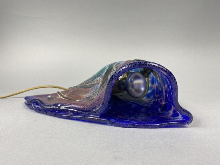 Jean-Claude NOVARO (1943-2014) - Lampe à poser en verre soufflé à décor irisé -…