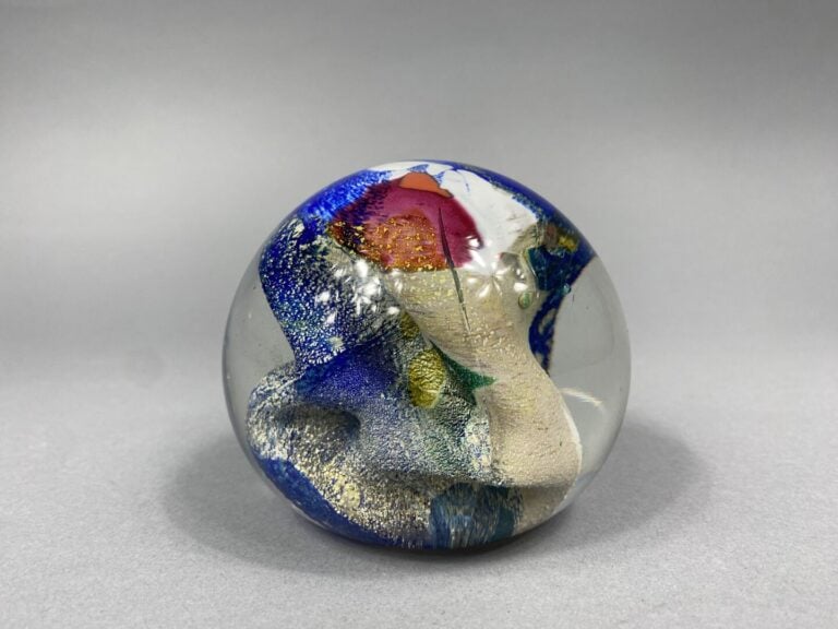Jean-Claude NOVARO (1943-2014) - Presse-papier sphérique en verre à décor abstr…