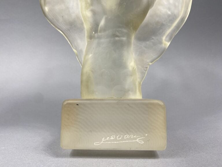 Jean-Claude NOVARO (1943-2014) - Sculpture en verre poli et moulé représentant…