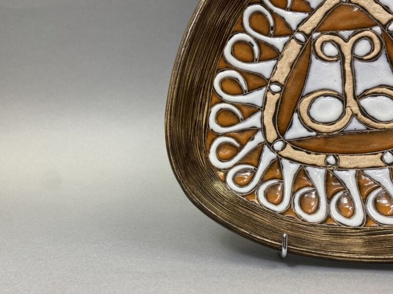 Jean de LESPINASSE (1896-1979) - Coupe de forme triangulaire en céramique émail…