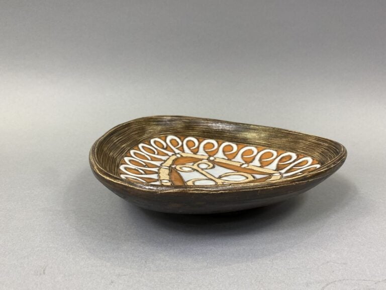 Jean de LESPINASSE (1896-1979) - Coupe de forme triangulaire en céramique émail…
