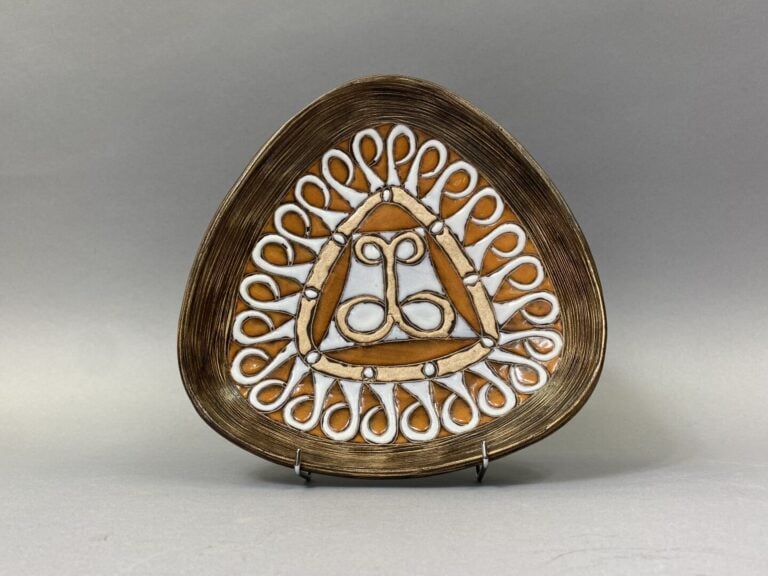 Jean de LESPINASSE (1896-1979) - Coupe de forme triangulaire en céramique émail…