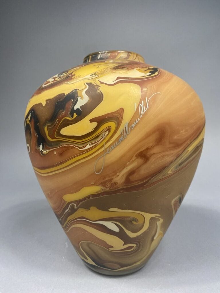 Jean-Noël BOUILLET (1943) - Vase ovoïde en verre à décor marmoréen dans les ton…