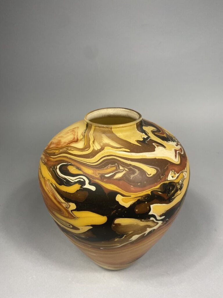 Jean-Noël BOUILLET (1943) - Vase ovoïde en verre à décor marmoréen dans les ton…