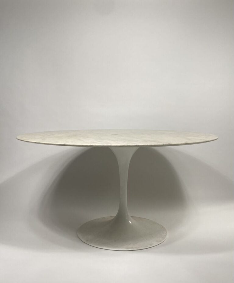 KNOLL, attribué à - Table ronde, piètement en métal laqué blanc et plateau en m…
