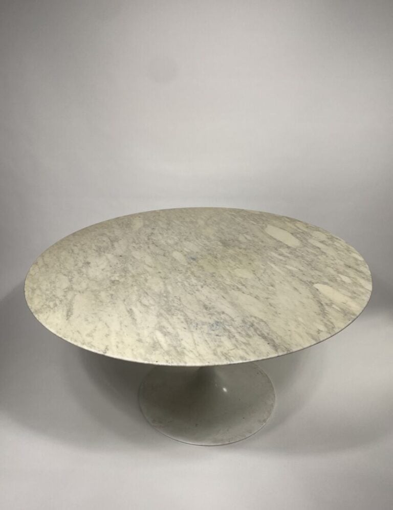 KNOLL, attribué à - Table ronde, piètement en métal laqué blanc et plateau en m…