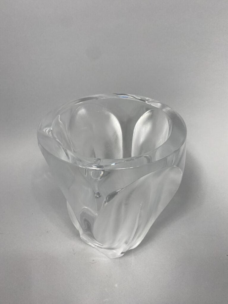 LALIQUE France - Vase en cristal moulé-pressé satiné à décor de feuilles - Sign…
