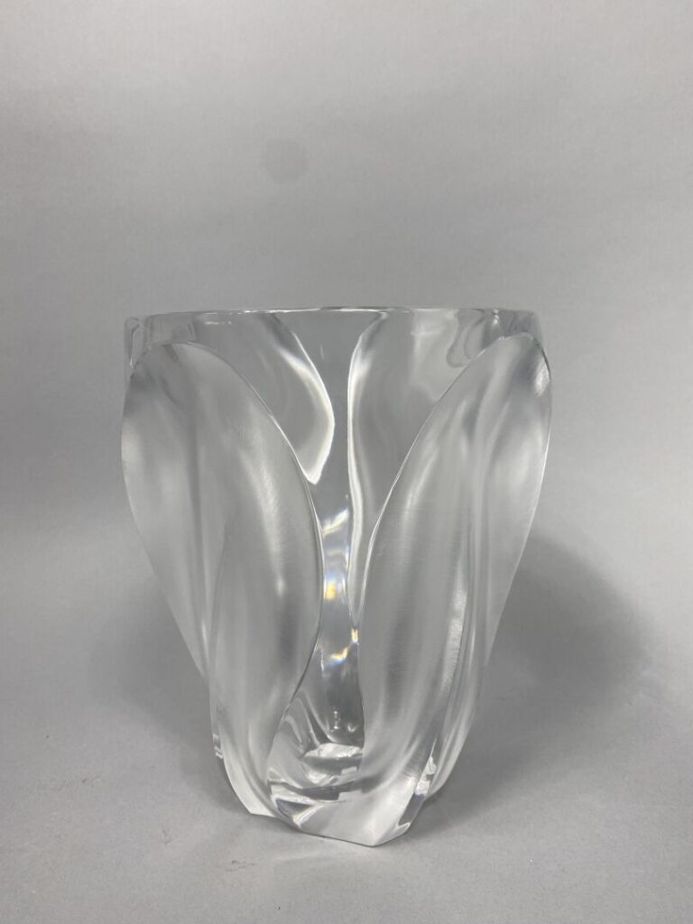 LALIQUE France - Vase en cristal moulé-pressé satiné à décor de feuilles - Sign…