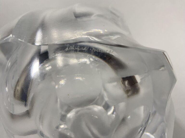 LALIQUE France - Vase en cristal moulé-pressé satiné à décor de feuilles - Sign…