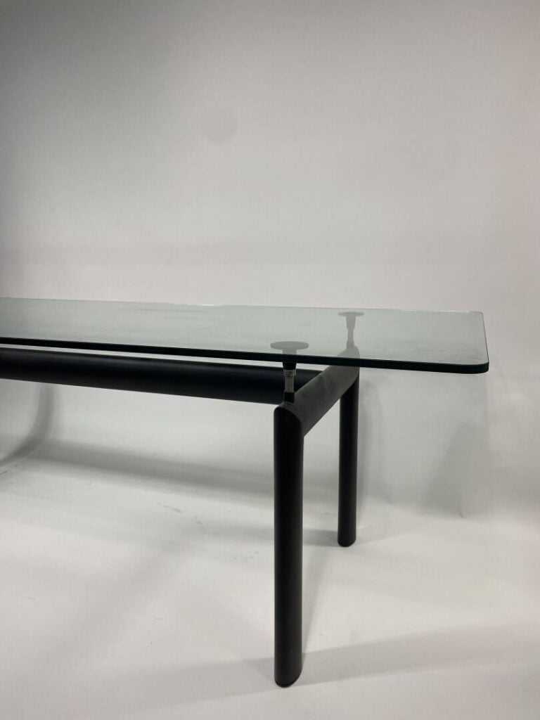 LE CORBUSIER (1887-1965) - Table de salle-à-manger édition CASSINA - Plateau re…