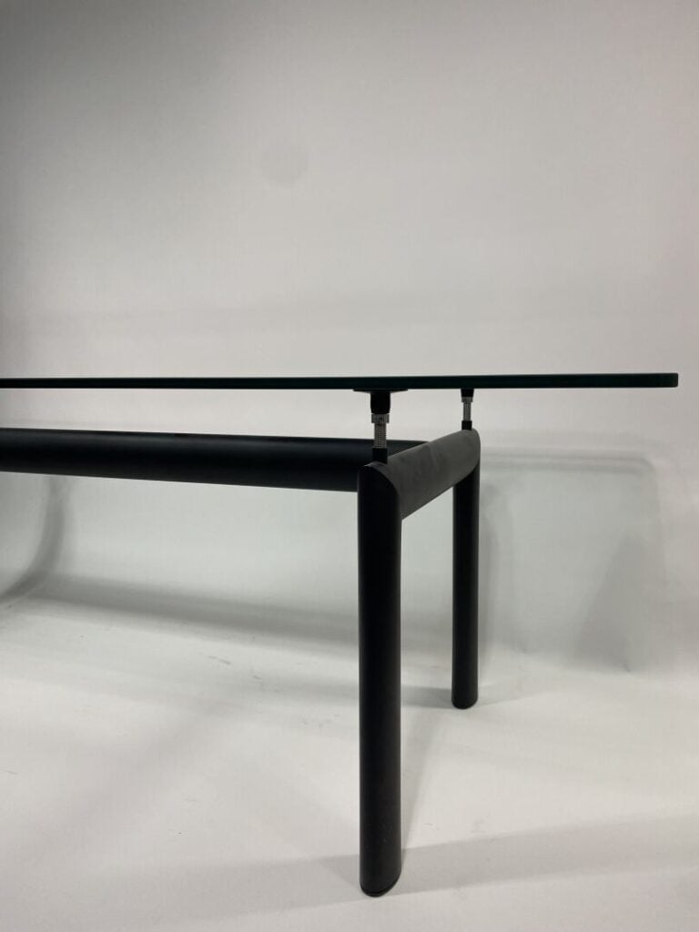 LE CORBUSIER (1887-1965) - Table de salle-à-manger édition CASSINA - Plateau re…