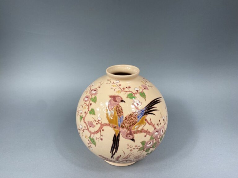 LONGWY - Vase boule en céramique émaillée à décor d'un couple d'oiseaux branché…