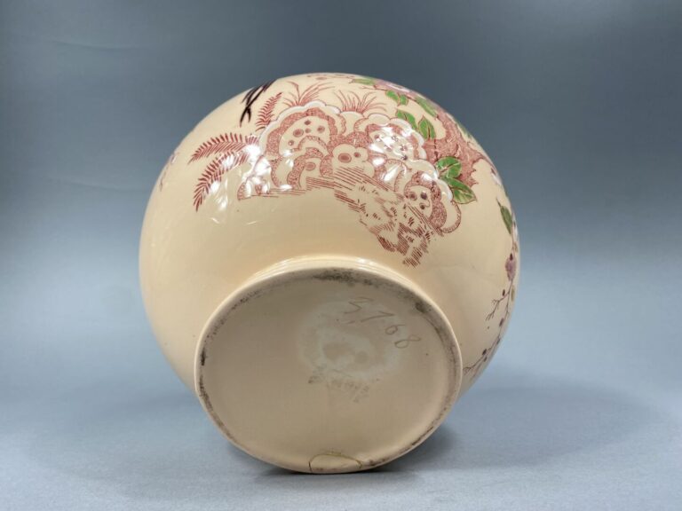 LONGWY - Vase boule en céramique émaillée à décor d'un couple d'oiseaux branché…