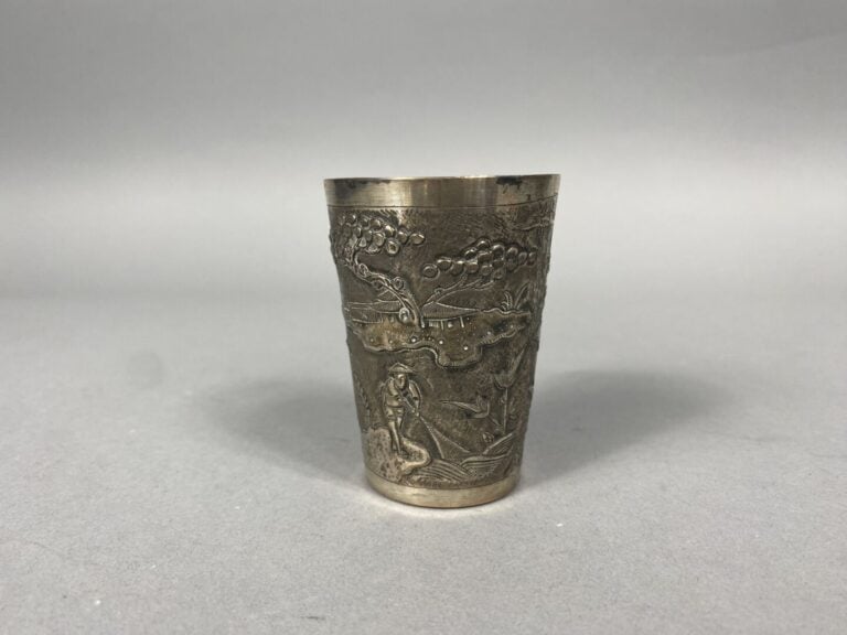 Lot de petits objets en argent bas titre et métal argenté comprenant un gobelet…