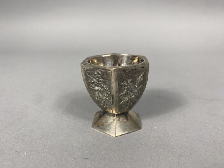 Lot de petits objets en argent bas titre et métal argenté comprenant un gobelet…