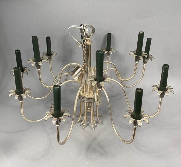 Lustre en métal argenté à douze bras de lumière mouvementés réunis en bouquet p…