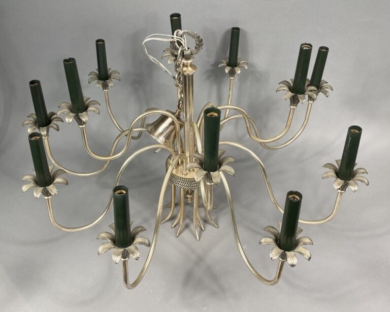 Lustre en métal argenté à douze bras de lumière mouvementés réunis en bouquet p…