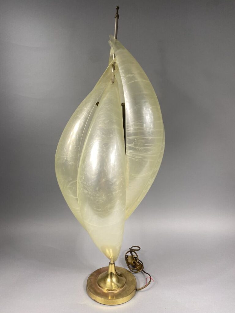 MAISON ROUGIER - Lampe coquillage en perspex opalescent, composée de six coques…