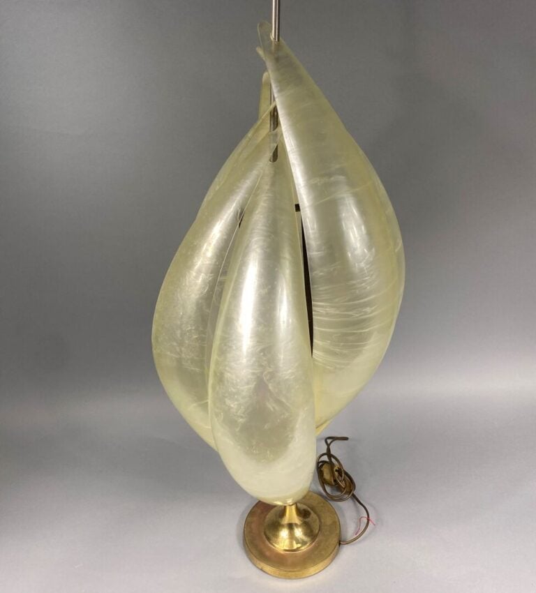 MAISON ROUGIER - Lampe coquillage en perspex opalescent, composée de six coques…