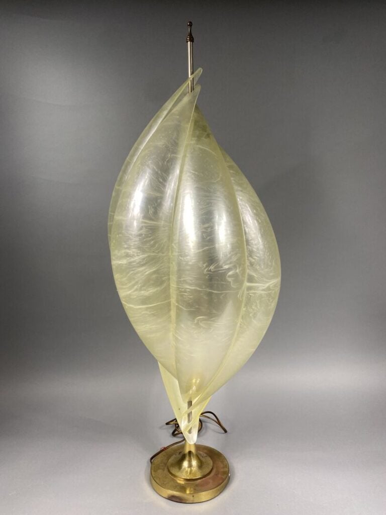 MAISON ROUGIER - Lampe coquillage en perspex opalescent, composée de six coques…