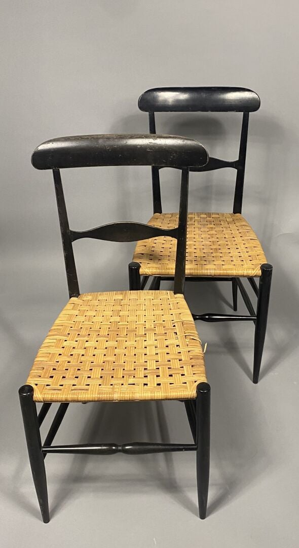 Manufacture FRATELLI LEVAGGI - Lot de deux chaises en bois de hêtre noirci et a…