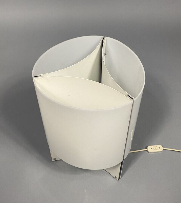 Massimo VIGNELLI (1931-2014) pour LUMIVERRE - Lampe de table en lames de métal…