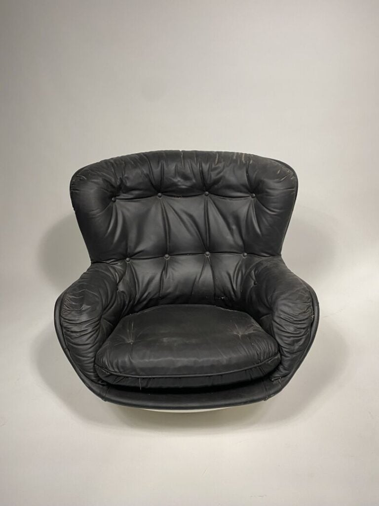 Michel CADESTIN (né en 1942) - Paire de fauteuils modèle « Karaté » à coque mou…