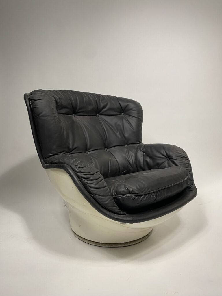 Michel CADESTIN (né en 1942) - Paire de fauteuils modèle « Karaté » à coque mou…