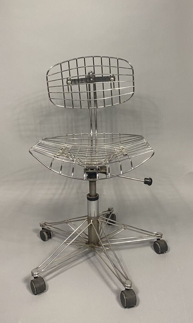 Michel CADESTIN (né en 1942) - Une chaise dactilo en tiges de métal chromé - Pi…