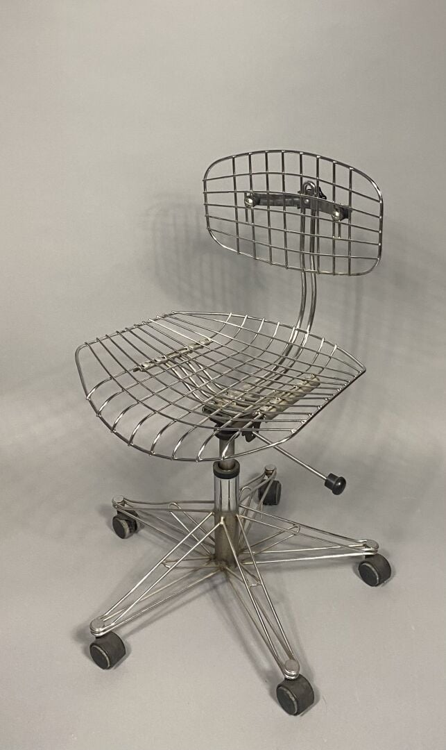 Michel CADESTIN (né en 1942) - Une chaise dactilo en tiges de métal chromé - Pi…