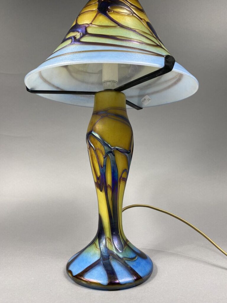 Michèle LUZERO (1949) - Lampe champignon en verre soufflé dans les tons bleu et…