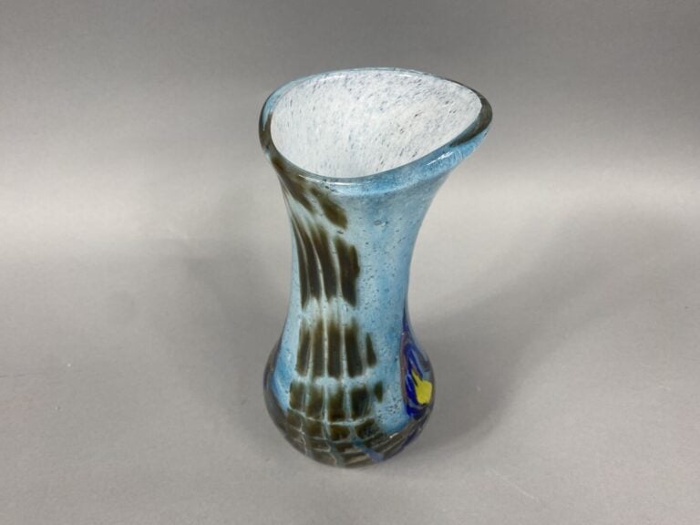Michèle LUZORO (1949) - Vase en verre soufflé à panse renflée et col étiré, à d…
