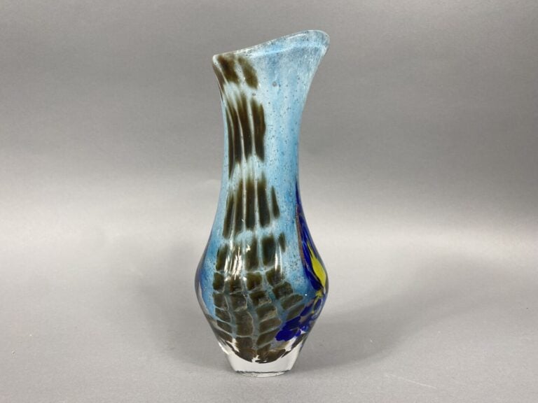 Michèle LUZORO (1949) - Vase en verre soufflé à panse renflée et col étiré, à d…