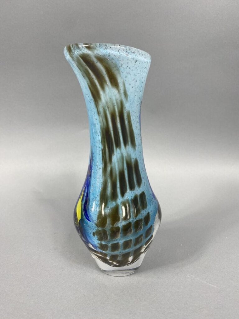 Michèle LUZORO (1949) - Vase en verre soufflé à panse renflée et col étiré, à d…