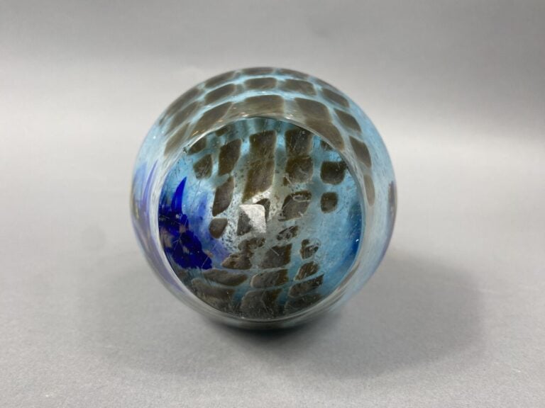 Michèle LUZORO (1949) - Vase en verre soufflé à panse renflée et col étiré, à d…