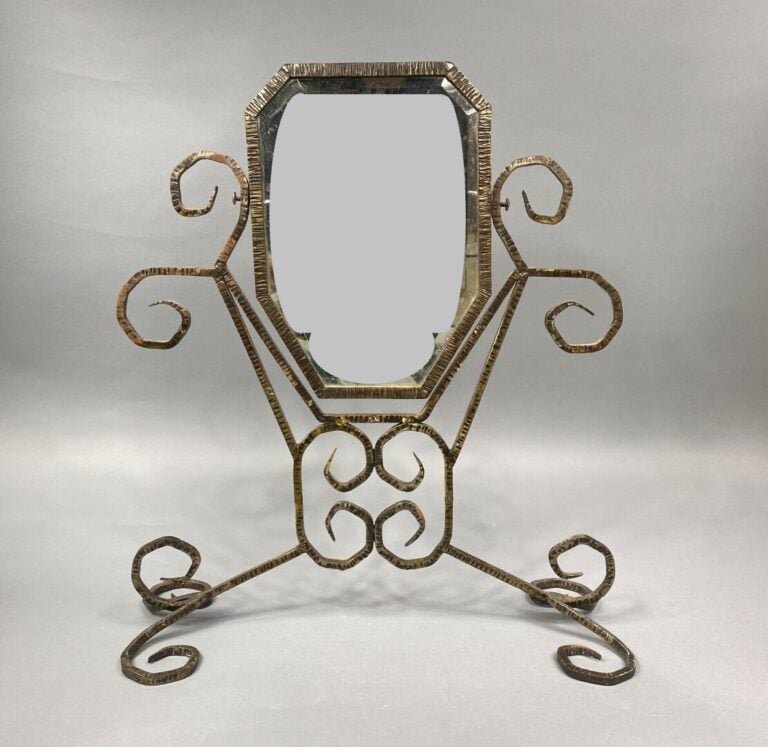 Miroir à poser en fer forgé martelé à décor d'enroulements - Travail Art Déco -…