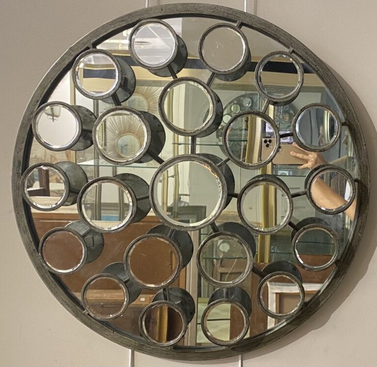 Miroir de forme ronde en métal patiné à décor rehaussé de petits miroirs ronds…