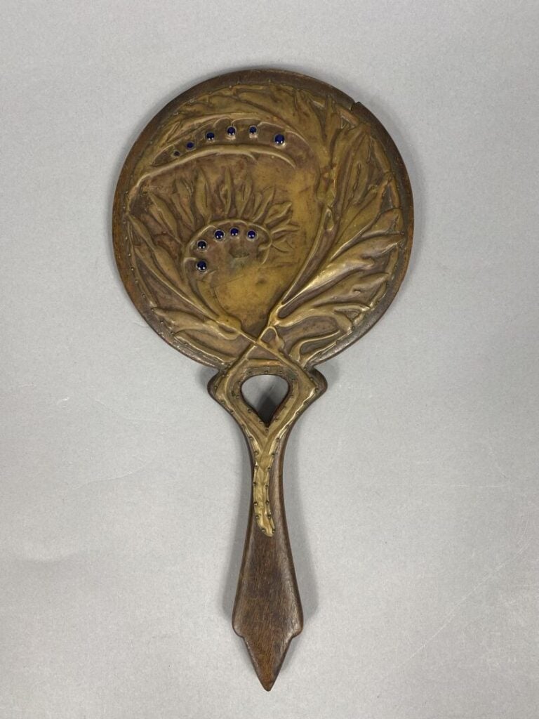 Miroir face à main en bois à décor appliqué de plaques de laiton ornées de feui…