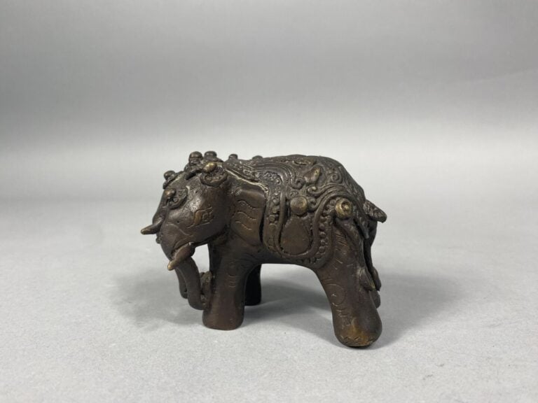 Monde indianisé - Sujet en bronze figurant Airavata le roi des éléphants célest…
