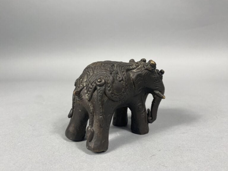 Monde indianisé - Sujet en bronze figurant Airavata le roi des éléphants célest…