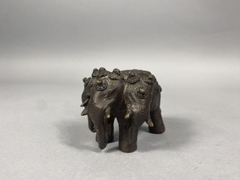 Monde indianisé - Sujet en bronze figurant Airavata le roi des éléphants célest…