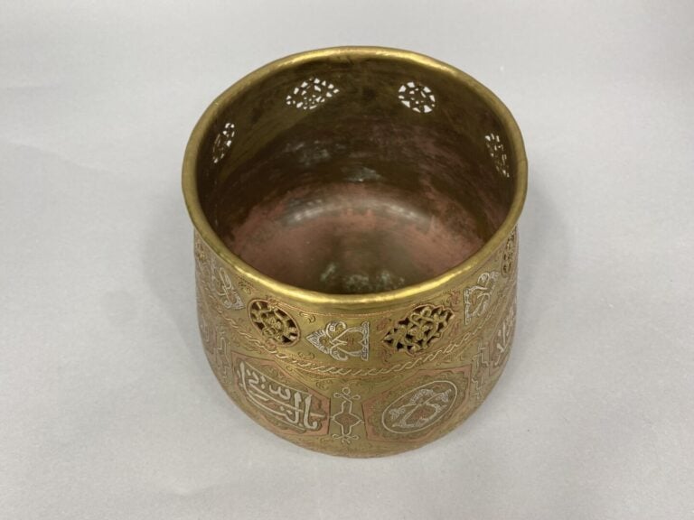 Moyen-Orient - Bassin en laiton incrusté d'argent et de cuivre à décor incisé d…
